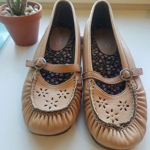Aldo Flower Moccasins Size 38/8 Lightly Worn